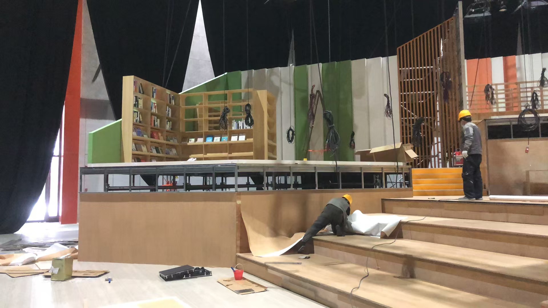 舞台设计的艺术革命：以科技赋能创意，铭心舞美重塑沉浸式体验  